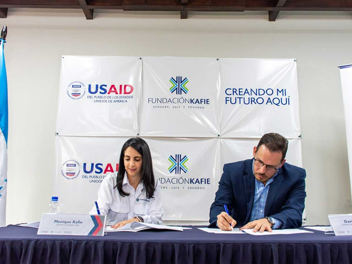 USAID-a-través-de-su-proyecto-Creando-Mi-Futuro-Aquí-y-Fundación-Kafie-firman-acuerdo-para-promover-la-empleabilidad-en-jóvenes-3