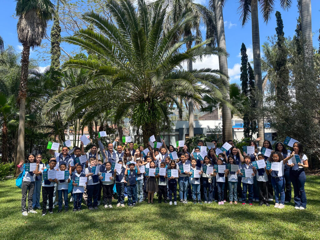 Fundación Kafie impulsa el futuro: más de 1,900 estudiantes beneficiados  a través de PROGRESA